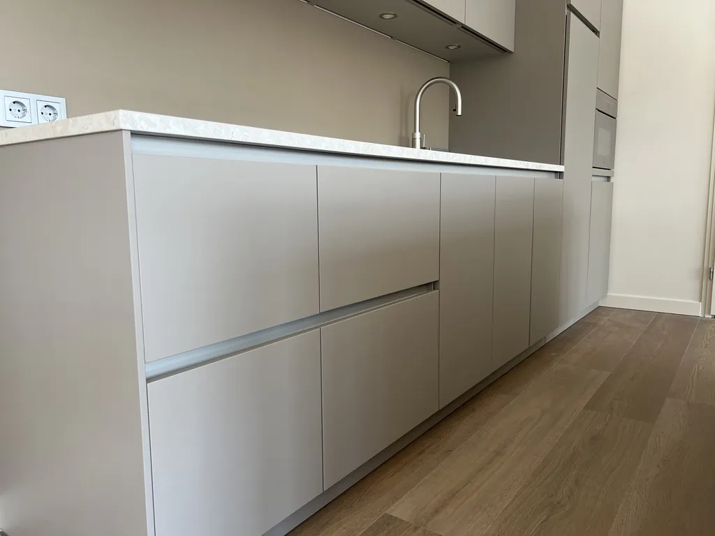 Greeploze keuken met eiland in greige folie SG-106, foto 2