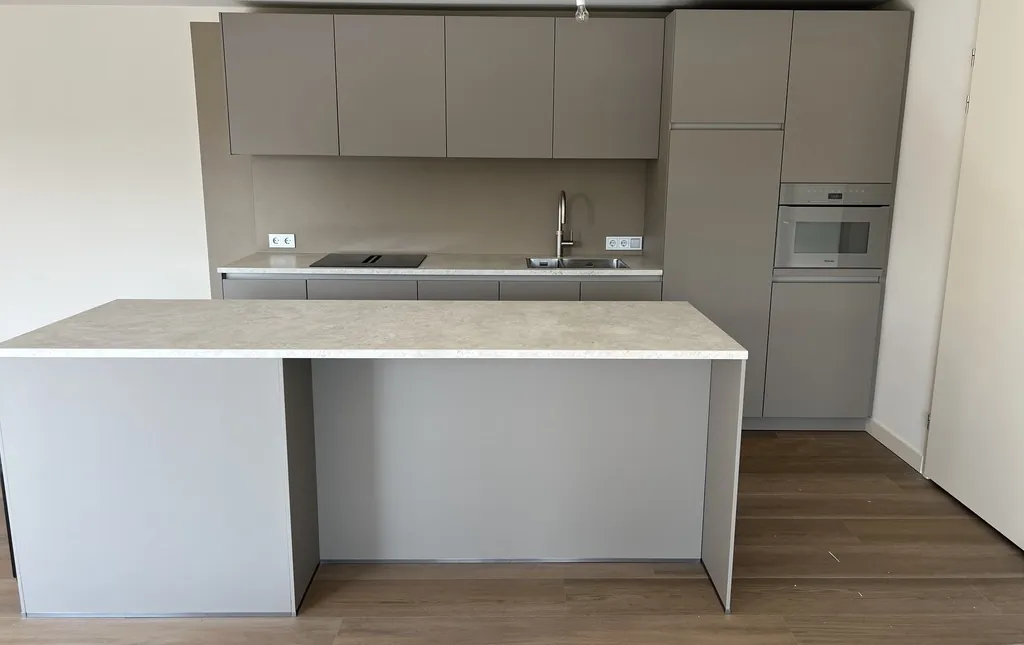 Greeploze keuken met eiland in greige folie SG-106, foto 5