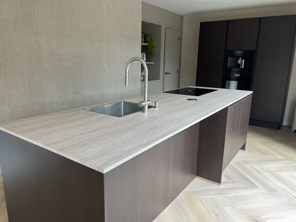 Kookeiland en hoge kasten in donkere houtlook folie CT59 met aanrechtblad MK13