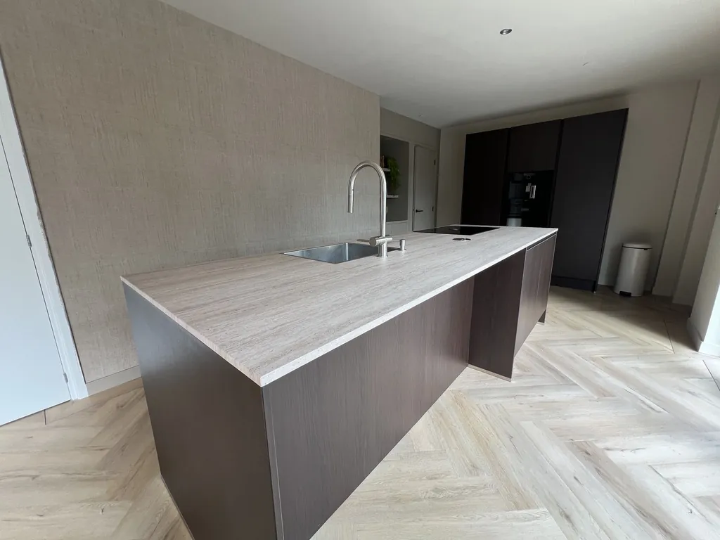 Kookeiland en hoge kasten in donkere houtlook folie CT59 met aanrechtblad MK13, foto 2