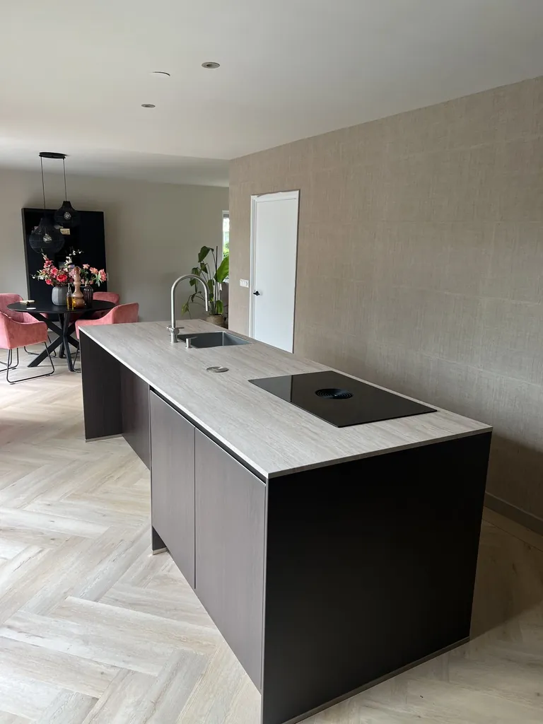 Kookeiland en hoge kasten in donkere houtlook folie CT59 met aanrechtblad MK13, foto 3