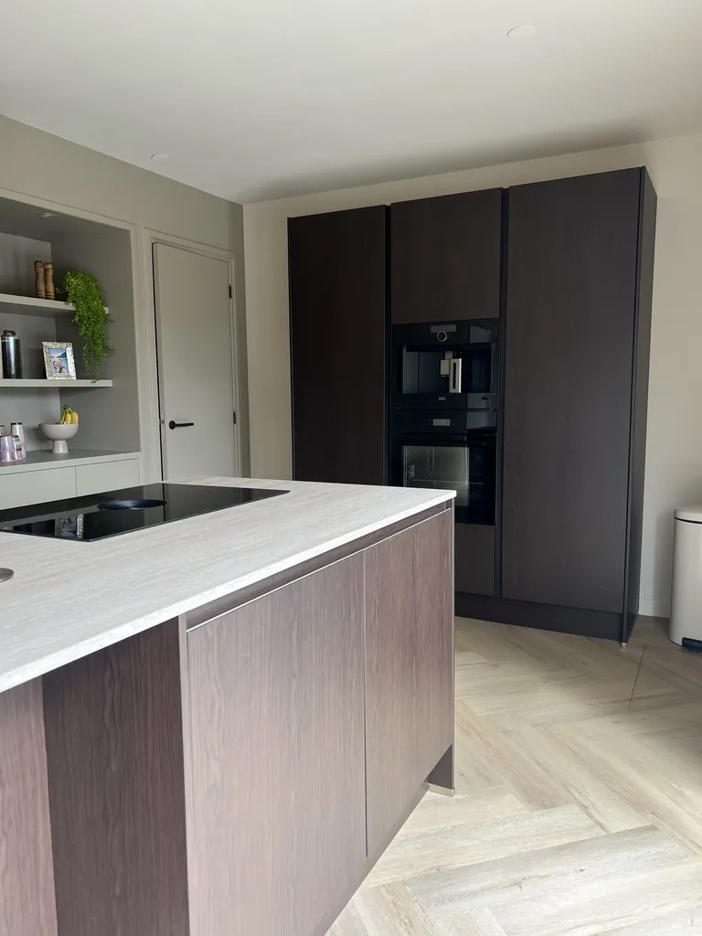 Kookeiland en hoge kasten in donkere houtlook folie CT59 met aanrechtblad MK13, foto 4