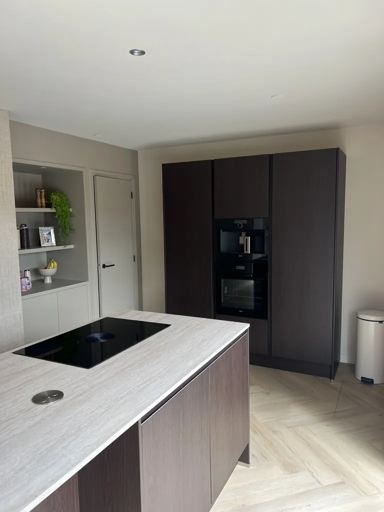 Kookeiland en hoge kasten in donkere houtlook folie CT59 met aanrechtblad MK13, foto 6