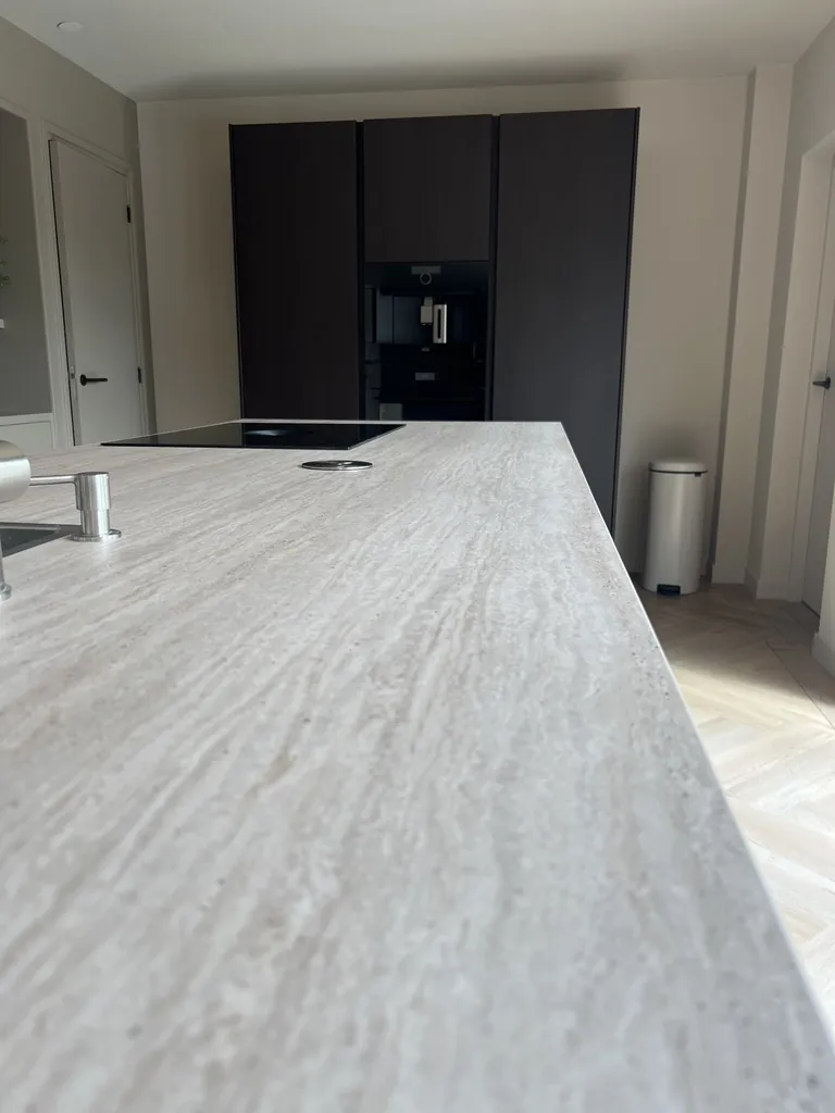 Kookeiland en hoge kasten in donkere houtlook folie CT59 met aanrechtblad MK13, foto 8