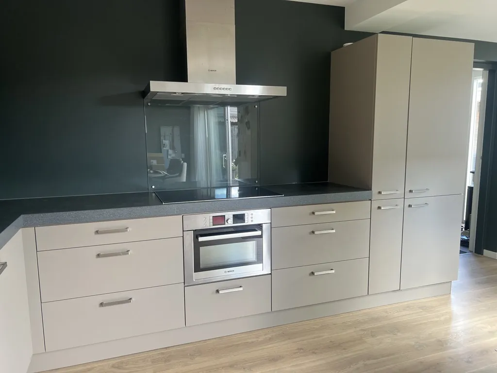 L-keuken met matte greige fronten in folie K4