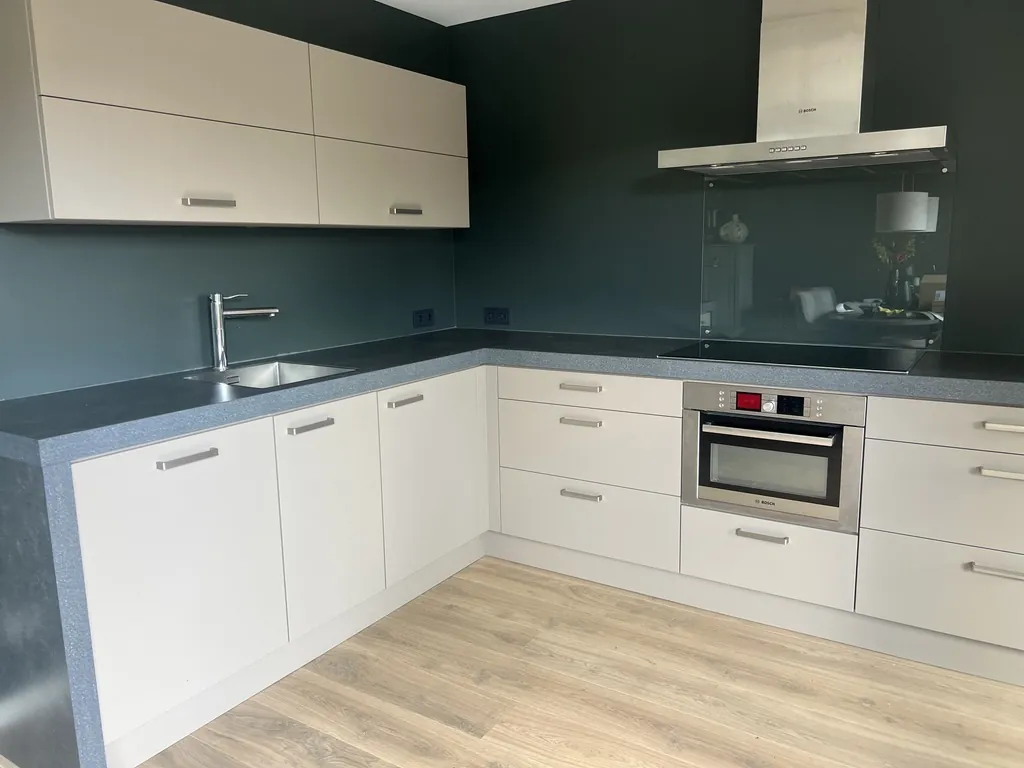 L-keuken met matte greige fronten in folie K4, foto 2