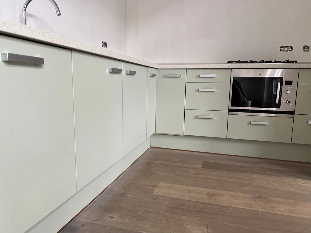 L-keuken met matte fronten in saliegroen folie NG2048, foto 2