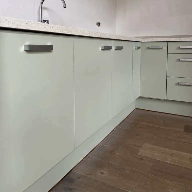 L-keuken met matte fronten in saliegroen folie NG2048, foto 3