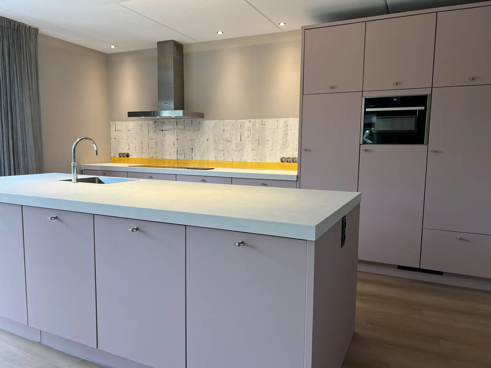Keuken met kookeiland in oudroze folie NG2040 en aanrechtblad NH33