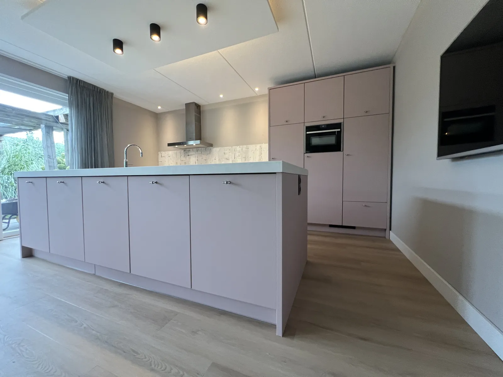 Keuken met kookeiland in oudroze folie NG2040 en aanrechtblad NH33, foto 2