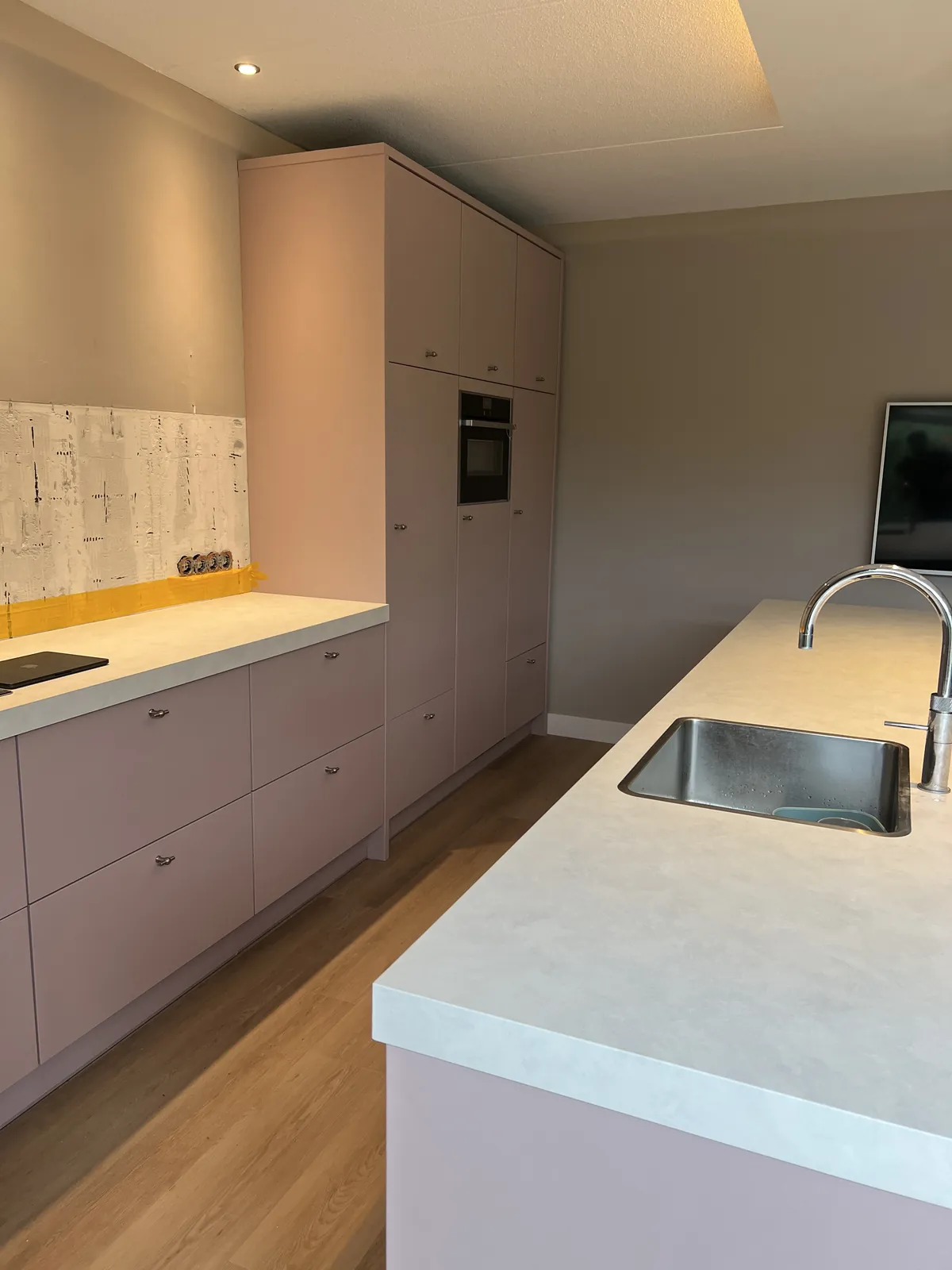 Keuken met kookeiland in oudroze folie NG2040 en aanrechtblad NH33, foto 4