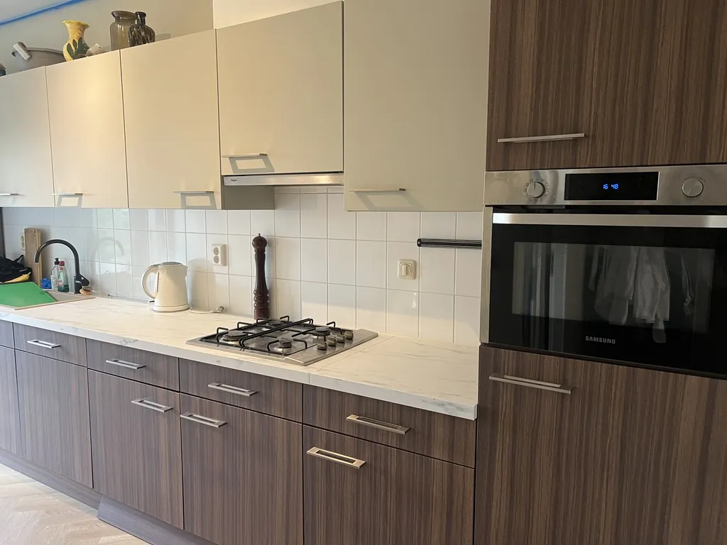 Keuken met onderkasten in houtlook folie NF55 en bovenkasten in M7