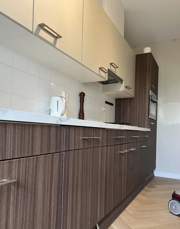 Keuken met onderkasten in houtlook folie NF55 en bovenkasten in M7, foto 2
