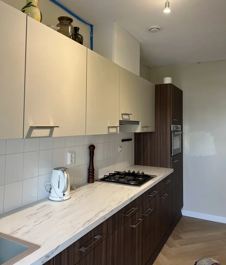 Keuken met onderkasten in houtlook folie NF55 en bovenkasten in M7, foto 3