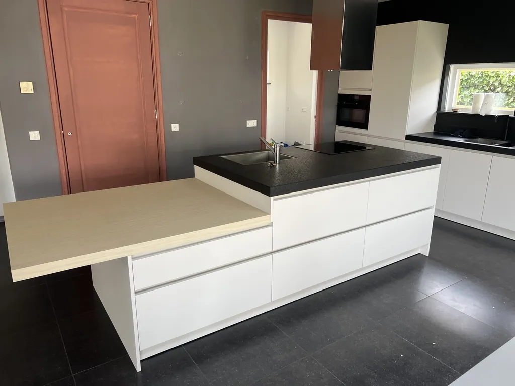 Wit kookeiland met zwart aanrechtblad en bartafel in houtlook, folie RM14