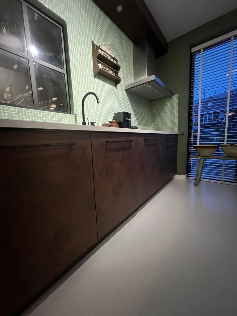 Keuken met fronten in roestlook folie W6 en mintgroen mozaïek