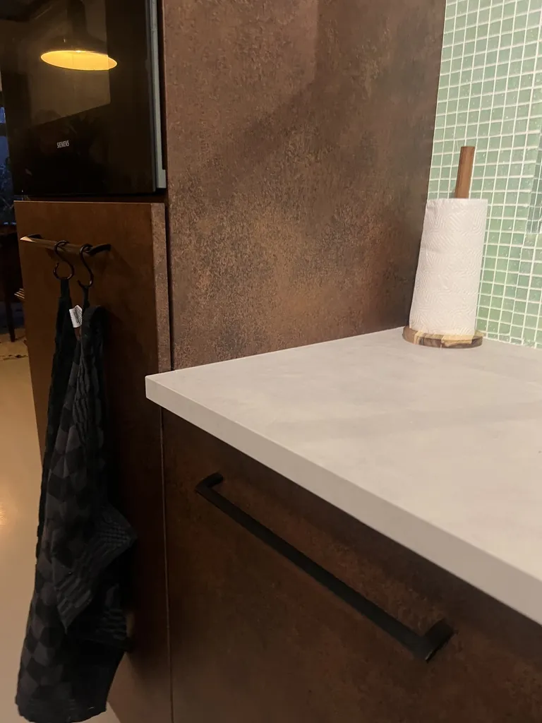 Keuken met fronten in roestlook folie W6 en mintgroen mozaïek, foto 3
