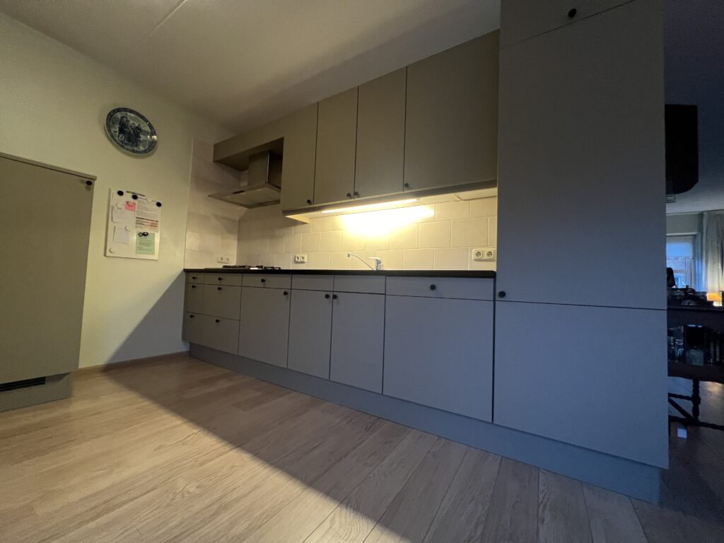 Keukenfronten gewrapt in frisse lichte folie K7