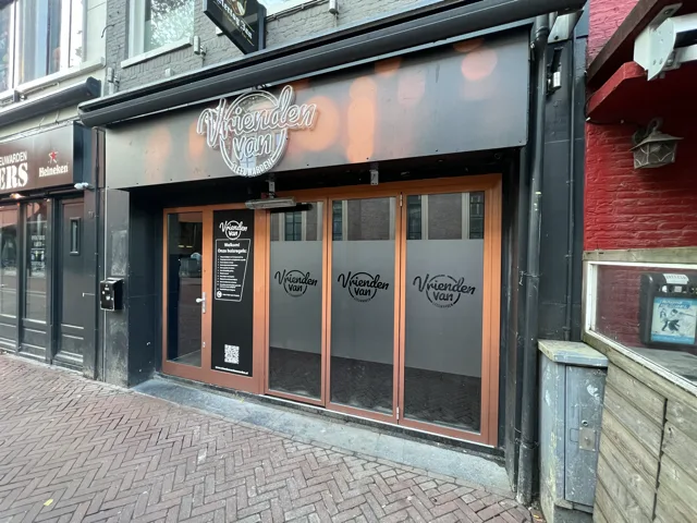 Café Vrienden van Leeuwarden met bar gewrapt in houtlook en verzorgde binnenreclame