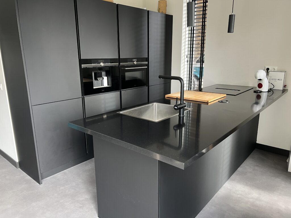 Keuken gewrapt in matte light mokka folie met tv-meubel in messing-look