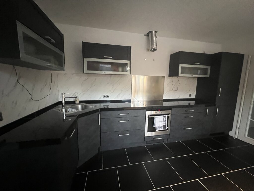 Keuken gewrapt in strakke betonlook U10 op fronten en aanrechtblad